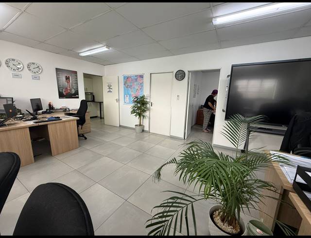 410M² WAREHOUSE TO LET IN SPARTAN